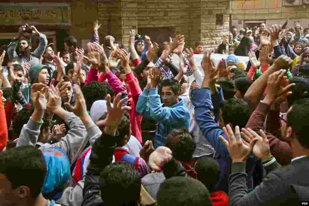 Anti-coup protesters march in Maadi, Cairo on the six month anniversary of the violent crackdown against supporters of ousted President Mohamed Morsi, Feb. 14, 2014. (Hamada Elrasam/VOA)