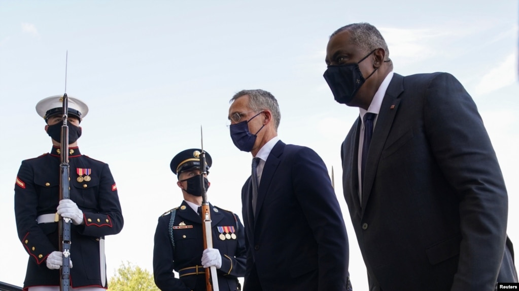 美国国防部长奥斯汀欢迎北约秘书长斯托尔滕贝格(Jens Stoltenberg)到访（路透社2021年10月4日）(photo:VOA)
