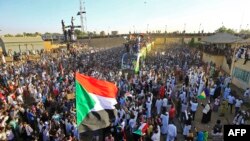 Les manifestants soudanais célèbrent le premier anniversaire de la révolution qui a chassé l'ex-président Omar al-Bashir