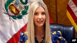 Ivanka Trump habla durante una reunión con empresarias en la Bolsa de Valores de Lima, que se desarrolló en forma paralela a la VIII Cumbre de las Américas.