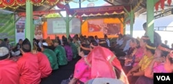 Kementerian Lingkungan Hidup dan Kehutanan dengan tokoh masyarakat Dusun Dongi-Dongi, 28 Agustus 2019. (Foto : Yoanes Litha/VOA)