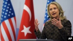 Hillary Clinton dijo que el régimen sirio ha duplicado su brutalidad.