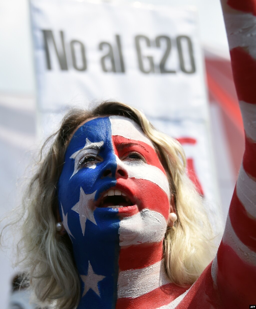 아르헨티아 부에노스 아이레스에서 바디페인팅을 한 활동가들이 주요20개국(G20) 정상회담에 반대하는 시위를 벌이고 있다.