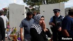 Reaksi seorang perempuan saat mengunjungi Masjid Al Noor yang dibuka kembali di Christchurch, Selandia, 23 Maret 2019.