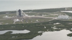 نمای مرکز فضایی کندی از هواپیمای حامل پرزیدنت ترامپ و بانوی اول