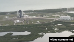 نمای مرکز فضایی کندی از هواپیمای حامل پرزیدنت ترامپ و بانوی اول