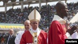 El papa Francisco llegando a la misa en el estadio de Bangui, República Centroafricana, el lunes, 30 de noviembre de 2015. 