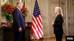 Presiden AS Donald Trump berbicara dengan kontributor VOA Greta Van Susteren di Buenos Aires, Argentina (Foto: Brian Allen, VOA).