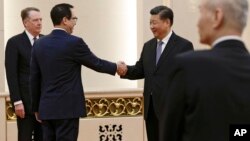 2019年2月15日北京人民大会堂: 美国财政部长姆努钦(左二)与中国国家主席习近平握手