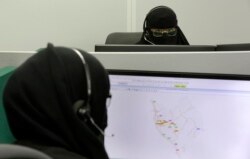 Perempuan Saudi menerima telepon di Pusat Operasi Keamanan Nasional, beberapa hari sebelum ibadah haji tahunan, Rabu, 14 Juli 2021, di kota suci umat Islam Mekkah, Arab Saudi. (AP)