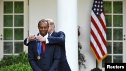 El presidente de Estados Unidos, Donald Trump, entrega la Medalla Presidencial de la Libertad, el honor civil más alto del país, a Tiger Woods, en la Casa Blanca. Photo: Reuters
