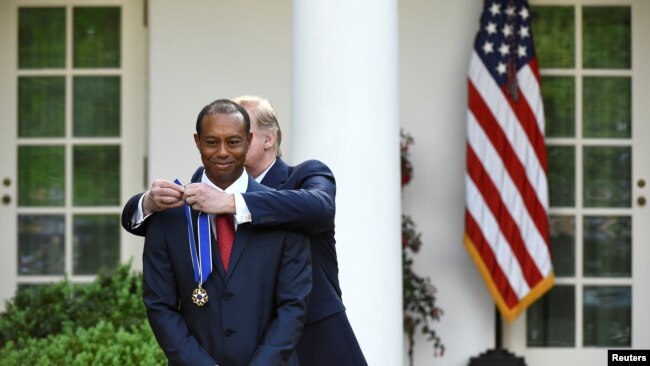 El presidente de Estados Unidos, Donald Trump, entrega la Medalla Presidencial de la Libertad, el honor civil más alto del país, a Tiger Woods, en la Casa Blanca. Photo: Reuters