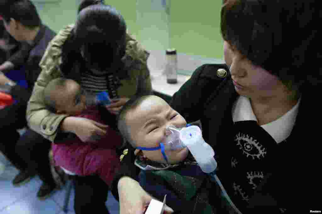 Deca sa dišnim problemima u jednoj bolnici u Pekingu. 21. februar, 2014.&nbsp;