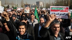Người ủng hộ chính phủ xuống đường ở Tehran hôm 30/12.
