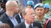 Martin Kobler, le chef de la Mission de stabilisation des Nations Unies au Congo (Monusco) entourés des casques bleus de l'ONU à Beni, RD, mai 2015. (Nicholas Long/VOA)