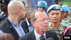Martin Kobler, le chef de la Mission de stabilisation des Nations Unies au Congo (Monusco) entourés des casques bleus de l'ONU à Beni, RD, mai 2015. (Nicholas Long/VOA)