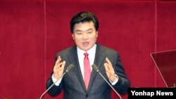 한국 집권당인 새누리당 원유철 원내대표가 지난 2월 국회에서 열린 국회 본회의에서 교섭단체 대표연설을 하고 있다.