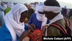 Vente ambulante de bagues lors du festival annuel des nomades appelé Cure Salée à Ingall, au Niger, le 16 septembre 2021.