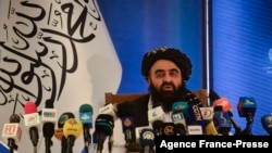 Menteri Luar Negeri Taliban Amir Khan Muttaqi memberi keterangan pers di Kabul, Afghanistan, 14 September 2021.