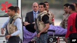 El depuesto presidente egipcio Hosni Mubarak es esoltado por personal médico y de seguridad hacia una ambulancia en el hospital militar Maadi en El Cairo, Egipto, el 2 de marzo, de 2017.