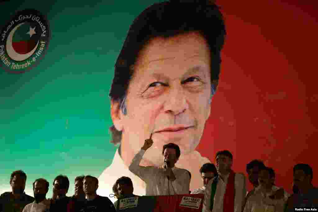 پاکستان تحریکِ انصاف کے سربراہ عمران خان ہفتے کی شب وفاقی دارالحکومت میں ایک انتخابی ریلی سے خطاب کر رہے ہیں۔