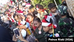 Karnaval menyambut HUT ke-74 Kemerdekaan Indonesia di kampung Bumiarjo, Surabaya, menampilkan anak-anak dengan kostum pejuang dan pakaian tradisional (Foto:VOA/Petrus Riski)