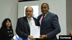 À direita José Luís Santos, presidente da Câmara Municipal da Boa Vista, e Stefano Gazzola, presidente do UNIS, posam para foto após assinarem protocolo.