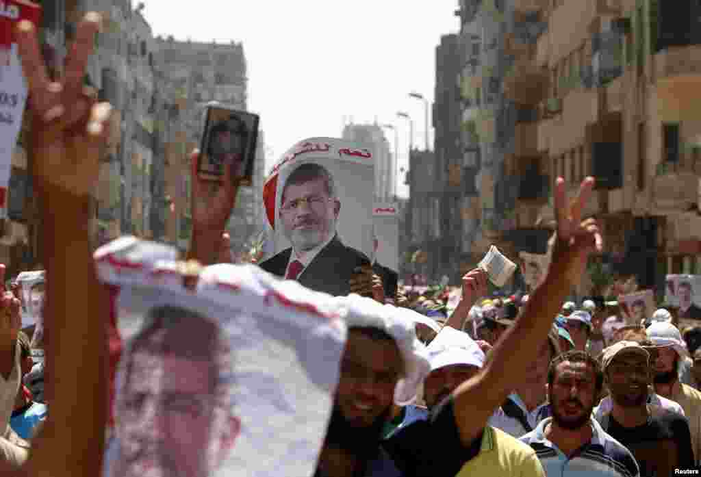 Supporters of deposed Egyptian President Mohamed Morsi shout slogans during a march from Al-Fath Mosque to the defense ministry, Cairo, July 30, 2013.