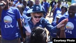 Helen Zille, ancienne chef de l'Alliance démocratique, principal parti d'opposition sud-africain, lors d'un meeting électoral en 214. 