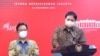 Menko Perekonomian Airlangga Hartarto (kanan) dan Menkes Budi Gunadi Sadikin dalam telekonferensi pers usai Ratas dengan Presiden Joko Widodo, di Istana Kepresidenan, Jakarta, Senin (15/11). (Biro Setpres)