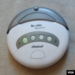 Roomba, robot penghisap debu (vacuum cleaner) yang dibuat oleh perusahaan iRobot.