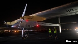 Solar Impulse sesaat setelah mendarat di Bandara Internasional John F. Kennedy di New York, Sabtu malam (6/7).