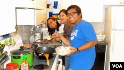 Tyas Damayanti (kiri) memasak bersama untuk buka puasa dengan mahasiswa-mahasiswa Indonesia lainnya di Florida.