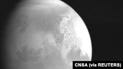 
Gambar pertama Mars yang diambil oleh pesawat tak berawak Tianwen-1 China terlihat di gambar selebaran yang dirilis oleh Badan Antariksa Nasional China (CNSA) 5 Februari 2021. (Foto: CNSA via REUTERS)