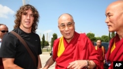 From left : Carles Puyol, The Dalai Lama and Thubten Wangchen (2007 File)