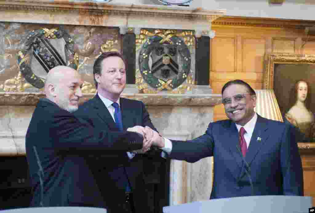 Britain's Prime minister David Cameron, centre, hosts a trilateral meeting with President Hamid Karzai of Afghanistan, left, and President Asif Ali Zardari of Pakistan, right, in England, Feb. 4, 2013.