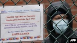 Warga New York antre untuk menjalani tes COVID-19 di parkiran NYC Health+Hospitals/Gotham Health Morrisania di kawasan Bronx, New York, 20 April 2020. (Foto: dok).
