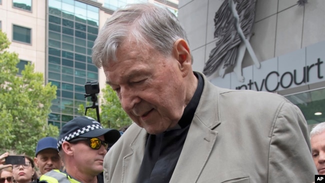 Hông Y George Pell rời tòa án ở Melbourne, Australia, 26 tháng Hai, 2019.