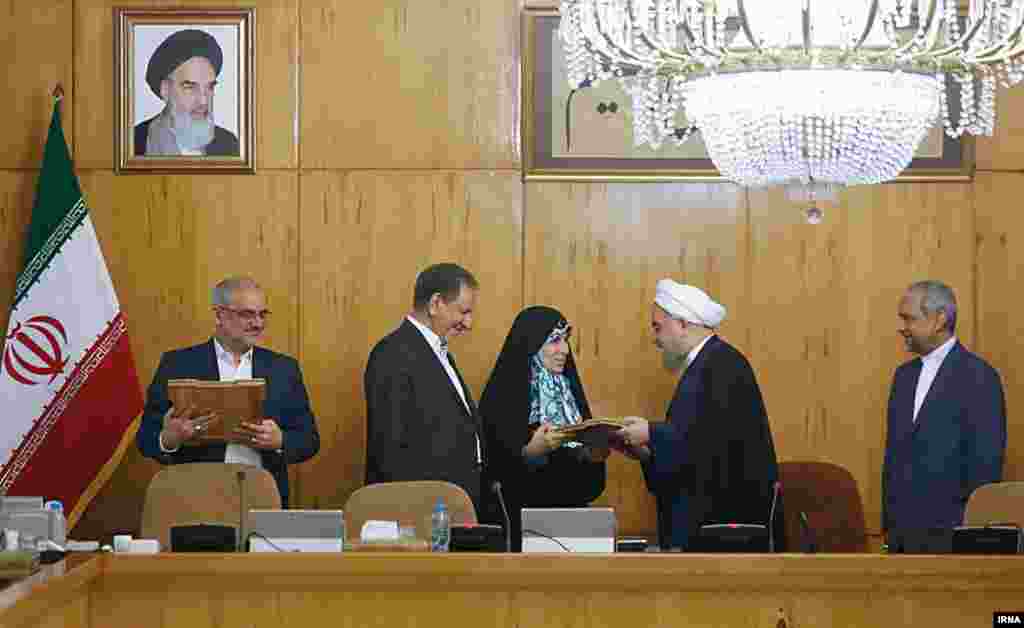 روحانی از زهرا احمدی پور رئیس سازمان میراث فرهنگی تقدیر کرد. به جای او یک مرد منصوب شد تا تعداد زنان کابینه دوم روحانی کمتر شود.