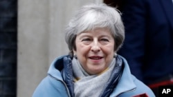 테레사 메이 영국 총리가 21일 런던 의회에 참석하기 위해 총리 관저를 나서고 있다. 