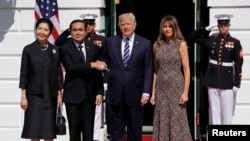美国总统川普和第一夫人梅拉尼亚在白宫欢迎来访的泰国总理巴育和夫人。(2017年10月2日)