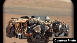 L'une des caméras du robot Curiosity, chargé par la NASA d'analyser le sol martien