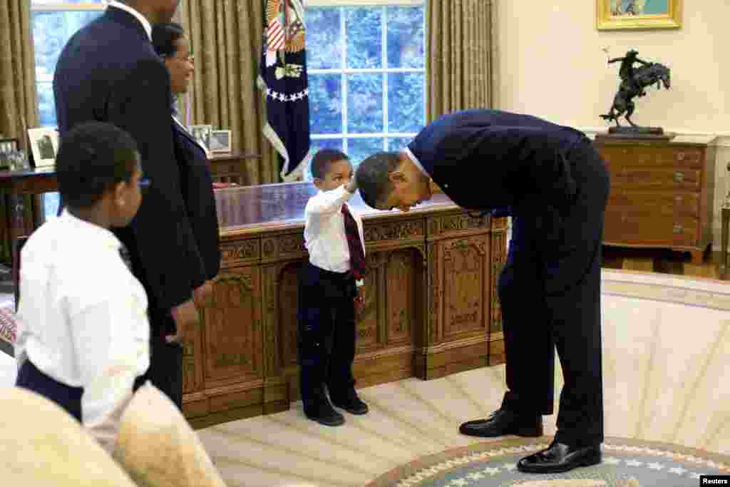 Jugando en la Casa Blanca con el hijo de un empleado, en mayo de 2009.