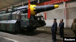 김정은 북한 국무위원장이 지난 14일 새로 개발한 지대지 중장거리 전략 탄도미사일 '화성-12'의 시험발사에 참관했다고 조선중앙통신이 15일 전했다.