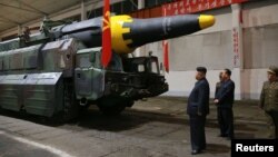 지난 5월 김정은 북한 국무위원장이 새로 개발한 지대지 중장거리 전략 탄도미사일 '화성-12'의 시험발사에 참관했다고 조선중앙통신이 15일 전했다.