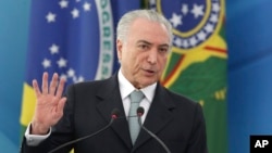 Le président brésilien Michel Temer s'adresse à son auditoire lors d'une cérémonie au palais présidentiel Planalto , à Brasilia, Brésil, le 7 décembre, 2016. 
