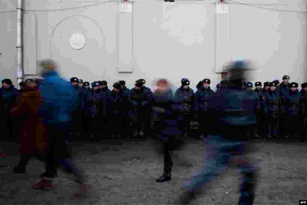Міліція патрулює вулицю Новий Арбат, де зібрались тисячі активістів. 10.03.2012.