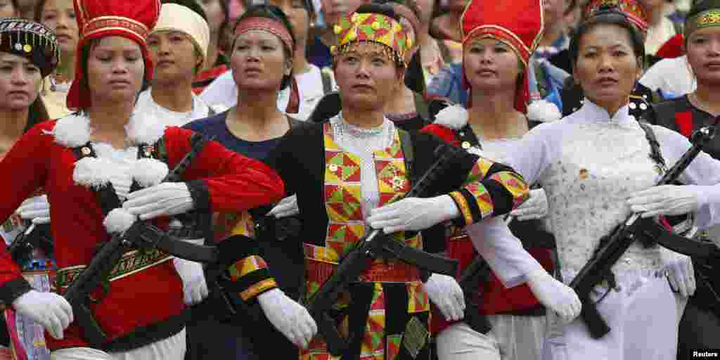 Para perempuan Vietnam memakai kostum etnis minoritas di sana, memperingati 60 tahun pertempuran Dien Bien Phu melawan penjajah Perancis pada tahun 1954.