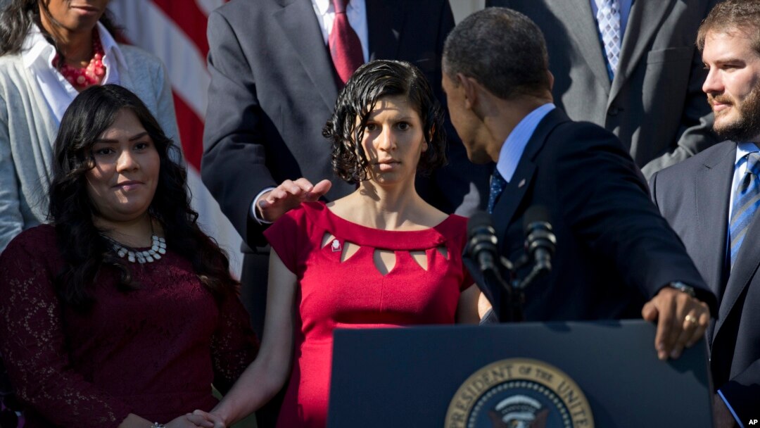 Karmel Allison, de vestido rosa en el momento en el que el presidente Obama la alcanza a sostener.