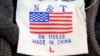 美國首都華盛頓街頭小攤上出售的毛衣衣領處的標簽上有美國國旗圖案，但卻說明是“中國製造”。（資料照片）